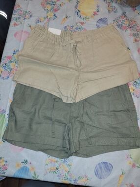2 Pairs of Women's NWT Old Navy Shorts. Size 8.